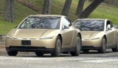 „Tesla“ pažadai subliuško: vietoje revoliucijos – paprastas automobilis, o dėl kvailos klaidos gresia teismas