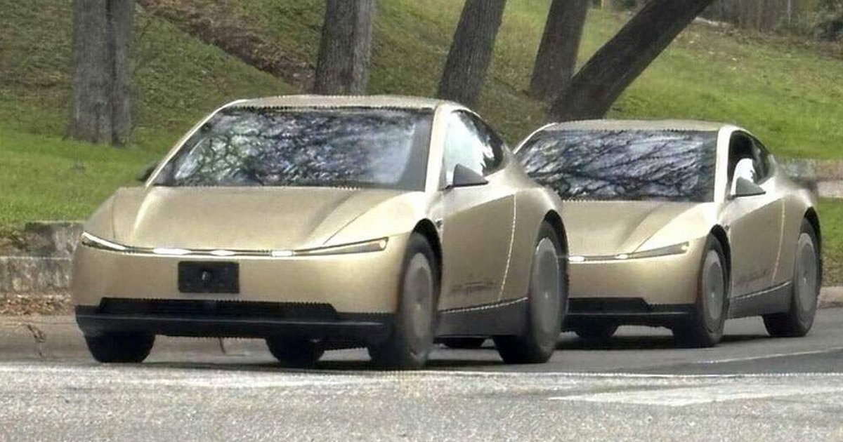 „Tesla“ pažadai subliuško: vietoje revoliucijos – paprastas automobilis, o dėl kvailos klaidos gresia teismas