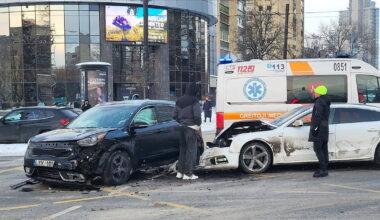 Vilniuje – dar viena avarija: sankryžoje susidūrė 2 automobiliai, prireikė medikų