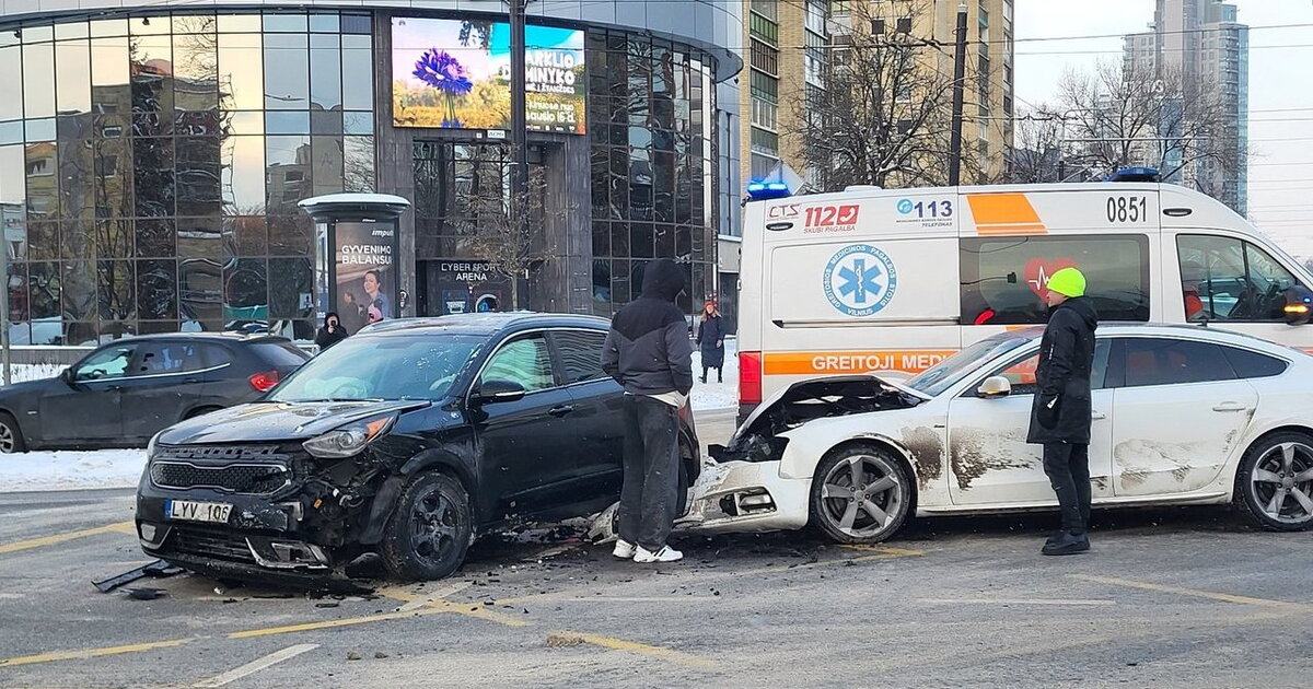 Vilniuje – dar viena avarija: sankryžoje susidūrė 2 automobiliai, prireikė medikų