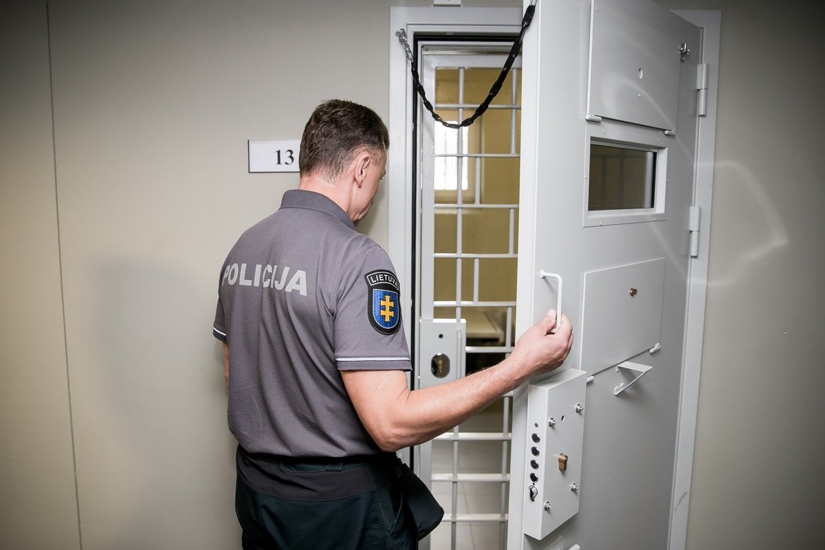 Vyras Pasvalio komisariate nulaužė radiatoriaus konstrukciją