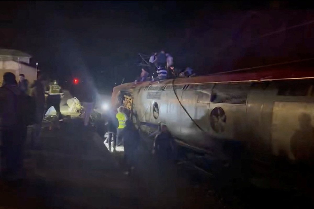 Galutinis traukinių susidūrimo Ispanijoje aukų skaičius – 45