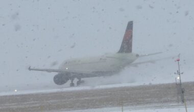 Perspėja keliaujančius šioje Europos šalyje: prasidėjo orų pasiutpolkė – gali vėluoti skrydžiai, nepravažiuoti mašinos, traukiniai