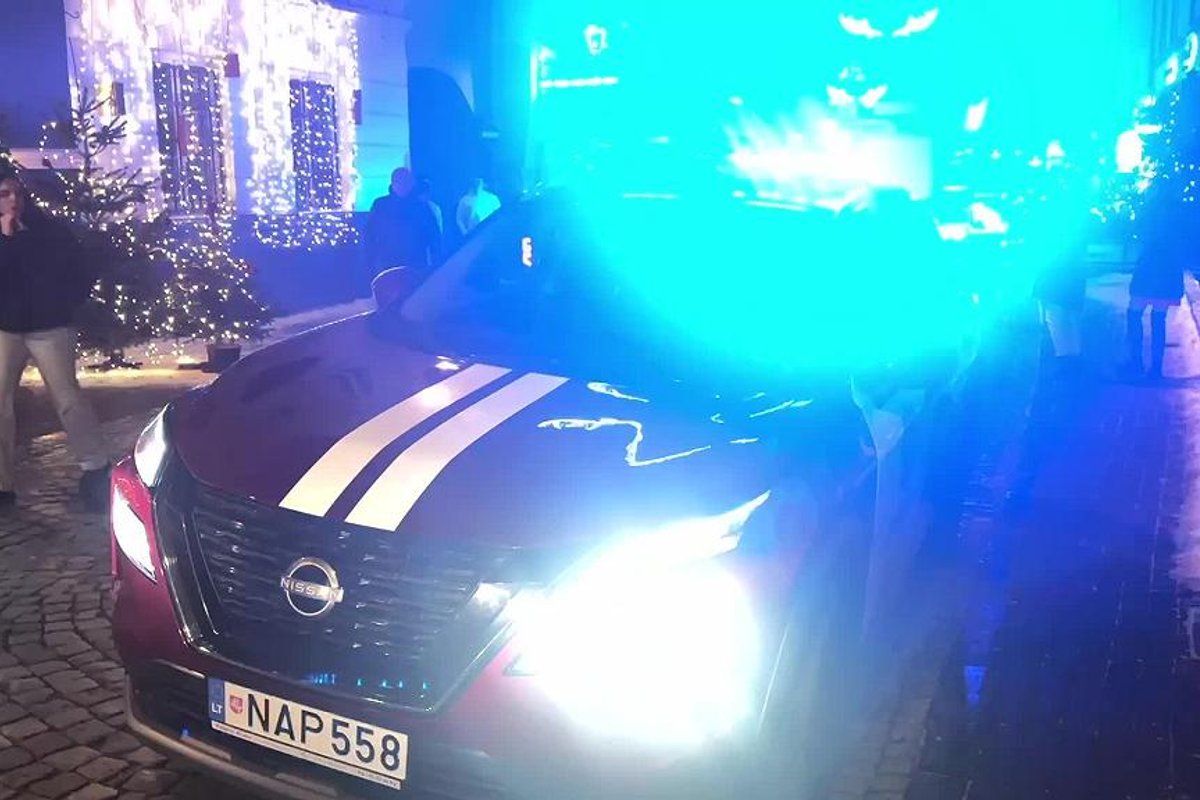 Naujametė naktis Vilniuje – fejerverkai, smurtas ir sudaužytos mašinos - Delfi