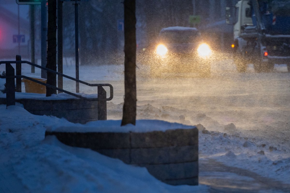 Vilniuje siaučia pūga, pareigūnai jau fiksuoja avarijas