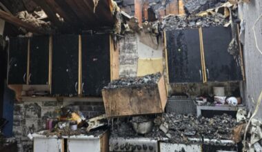 Gaisrui pasiglemžus namą, šeima glaudžiasi ūkiniame pastate