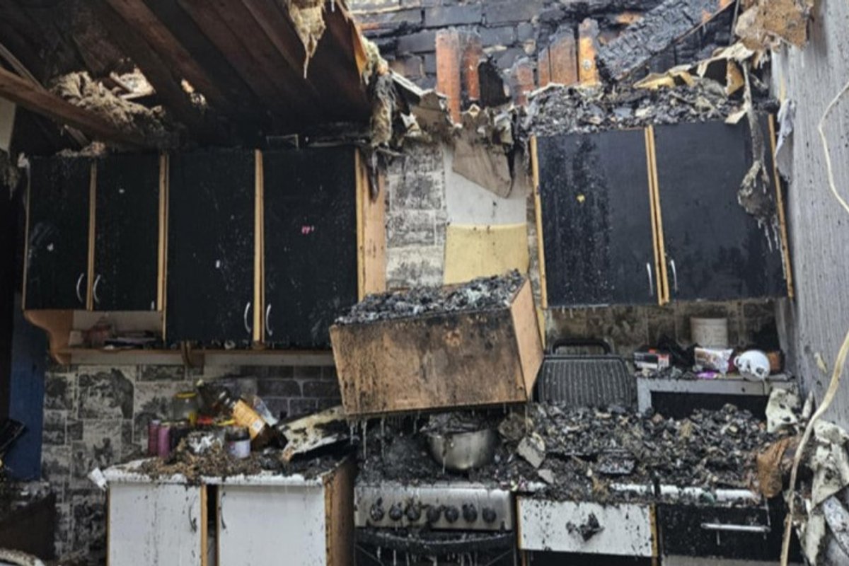 Gaisrui pasiglemžus namą, šeima glaudžiasi ūkiniame pastate