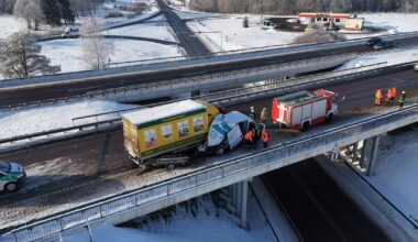 Vaizdai iš kraupios avarijos magistralėje A2: vilkikas rėžėsi į kelininkų autobusiuką