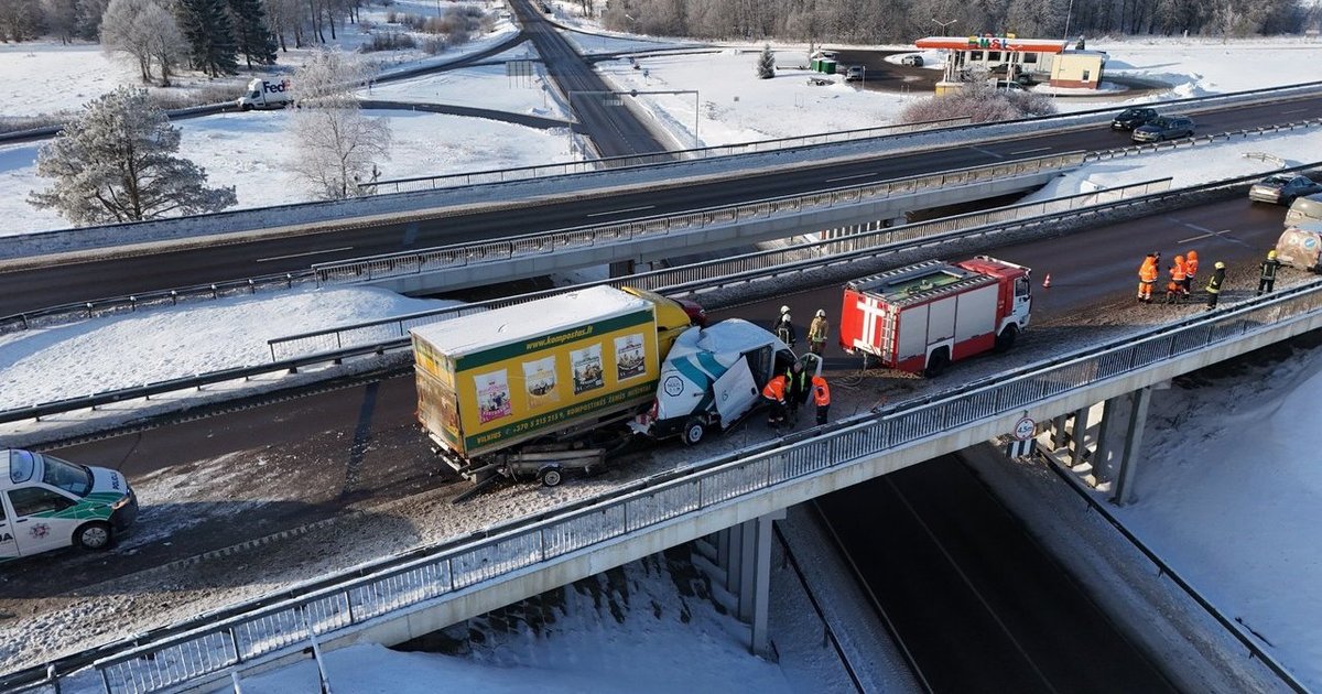 Vaizdai iš kraupios avarijos magistralėje A2: vilkikas rėžėsi į kelininkų autobusiuką