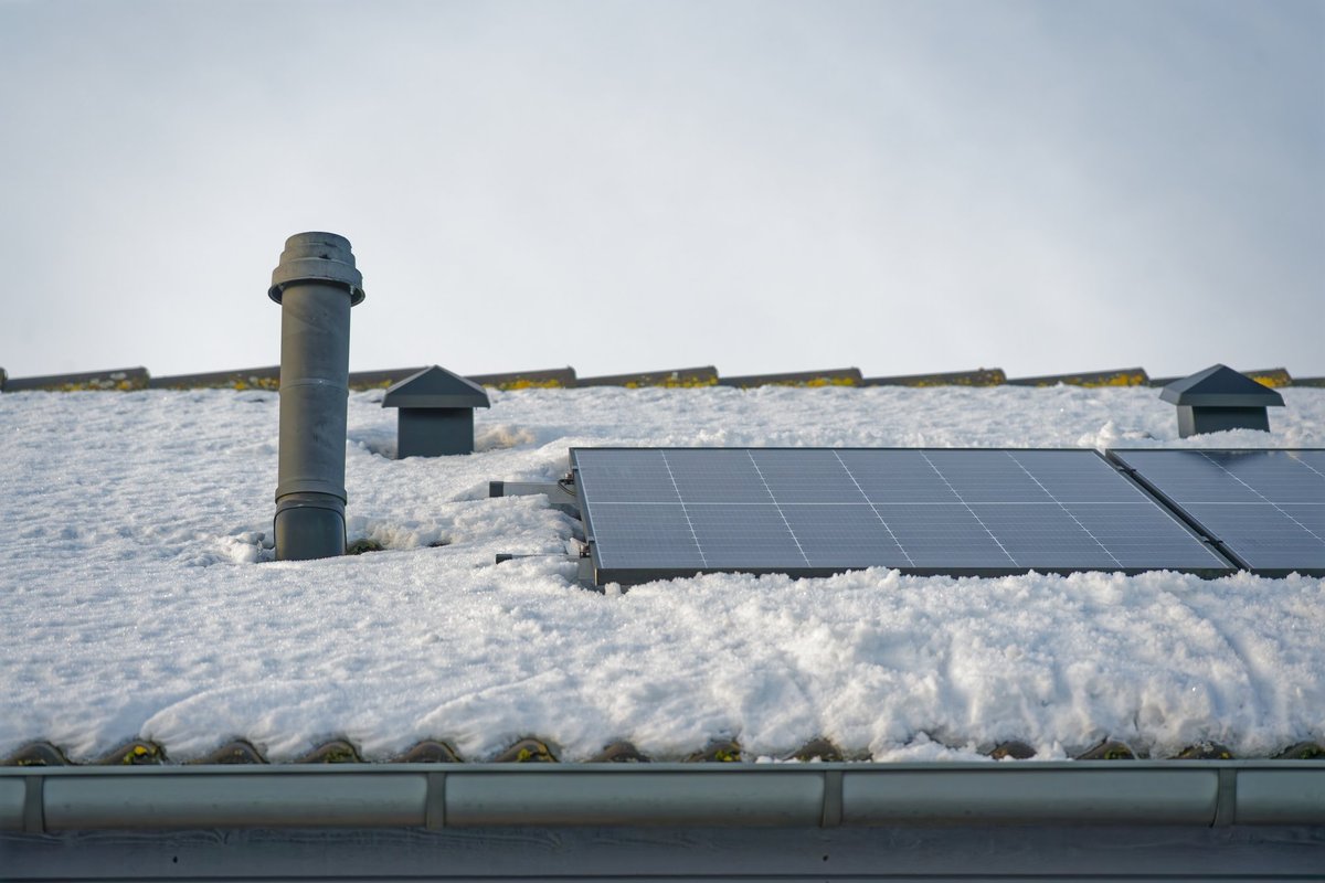 Šaltis – ne kliūtis: saulės elektrinės ir žiemą generuoja apčiuopiamą naudą valstybei