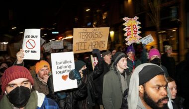 ICE šūviai Mineapolyje virsta protestais visoje šalyje
