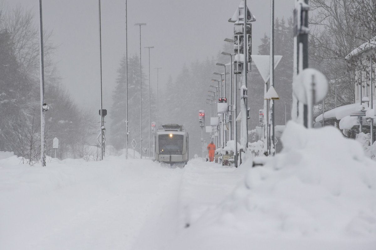 Vokietija laukia dar daugiau sniego, vis dar nekursuoja dalis traukinių