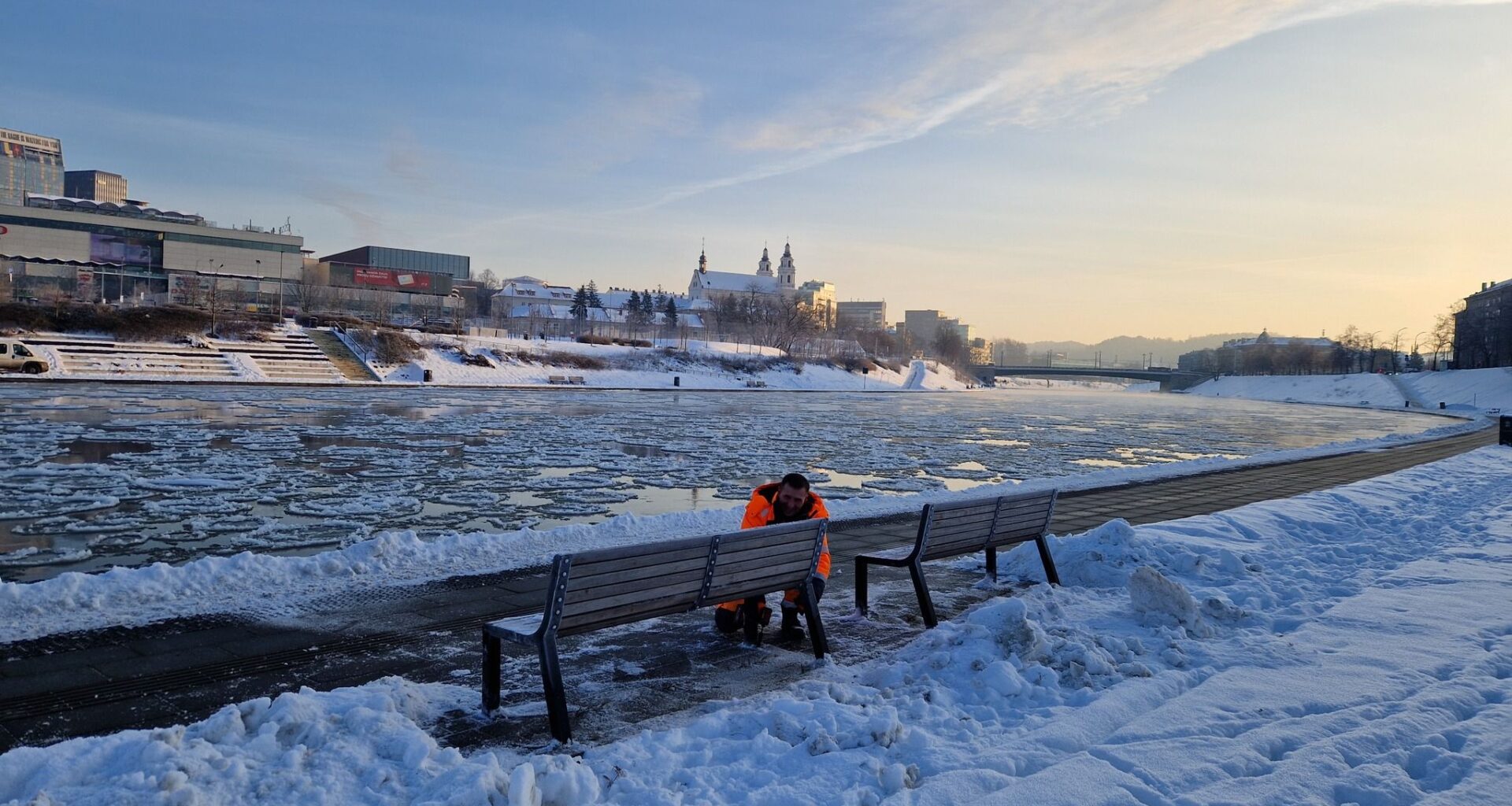 Neries krantinėje laikinai išmontuojami suoliukai