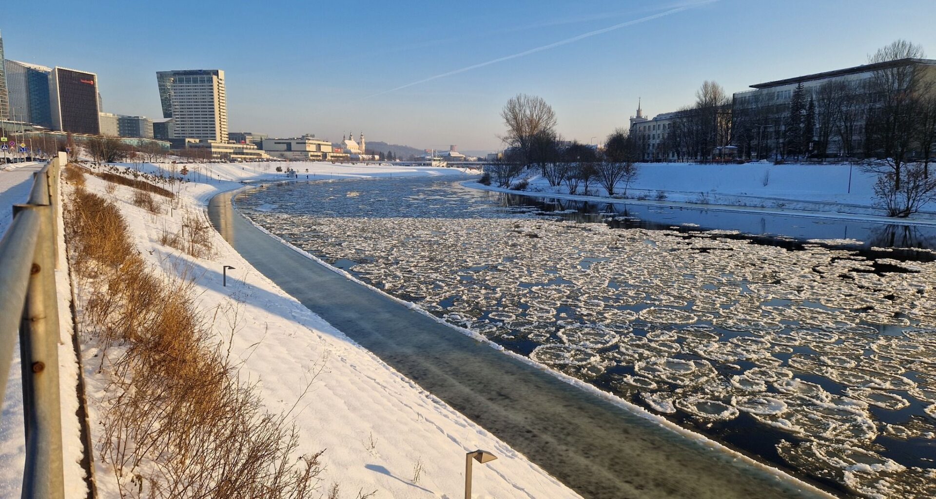 „Grinda“ perspėja: Neries krantinė užtvindyta