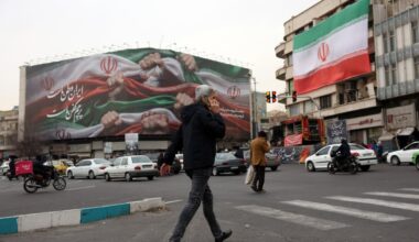 Augant įtampai dėl galimų smūgių nutraukti JAV diplomatiniai ryšiai su Iranu