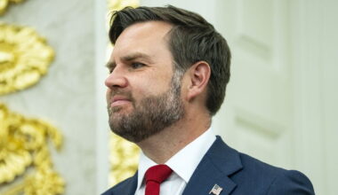 JAV viceprezidentas stojo ginti pareigūno po mirtinų šūvių Minesotoje