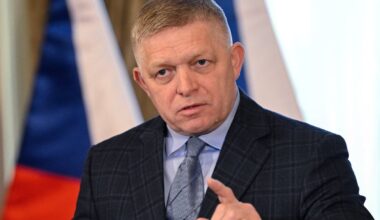 Robertas Fico puolė aiškintis dėl susitikimo su Trumpu - Delfi