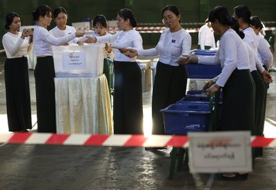 Mianmare baigėsi rinkimai