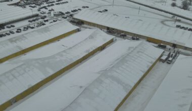 Gariūnų turgavietėje įgriuvo kelių prekybos palapinių stogai