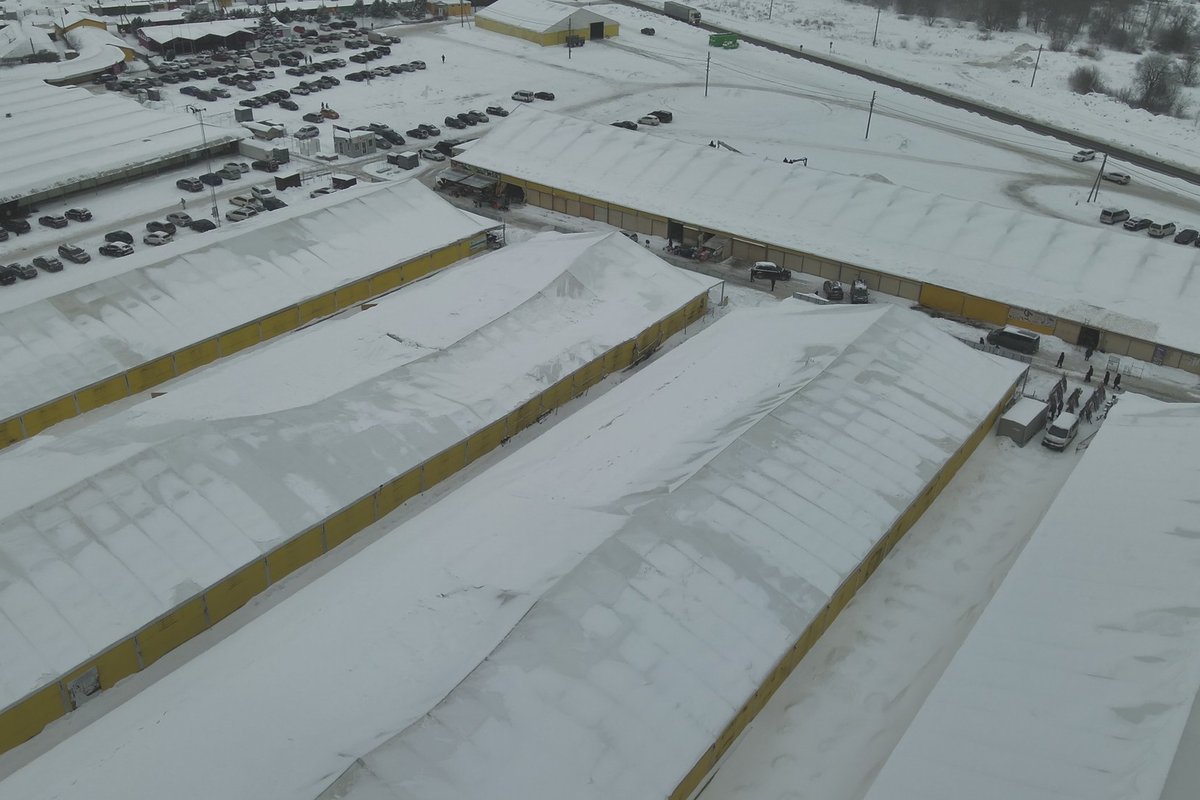 Gariūnų turgavietėje įgriuvo kelių prekybos palapinių stogai