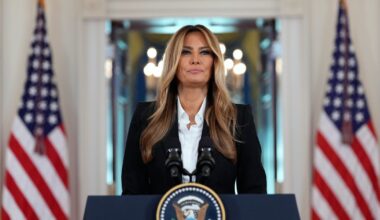 Melania Trump sulaukė laiško iš Vladimiro Putino: pasakė, kas jame