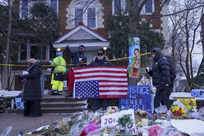 Memorialas Renee Good su apversta JAV vėliava.