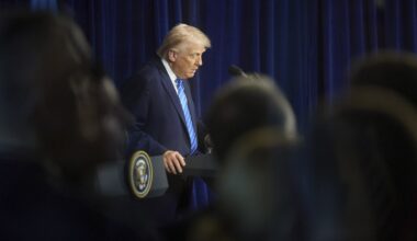 Trumpas išsamiau papasakojo apie aspirino vartojimo įpročius ir paneigė užmigęs per susitikimus