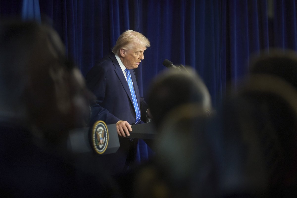 Trumpas išsamiau papasakojo apie aspirino vartojimo įpročius ir paneigė užmigęs per susitikimus