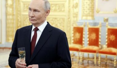 Rusija nesitraukia: sako perdavusi JAV įrodymus, kad Ukraina taikėsi į Putino namus