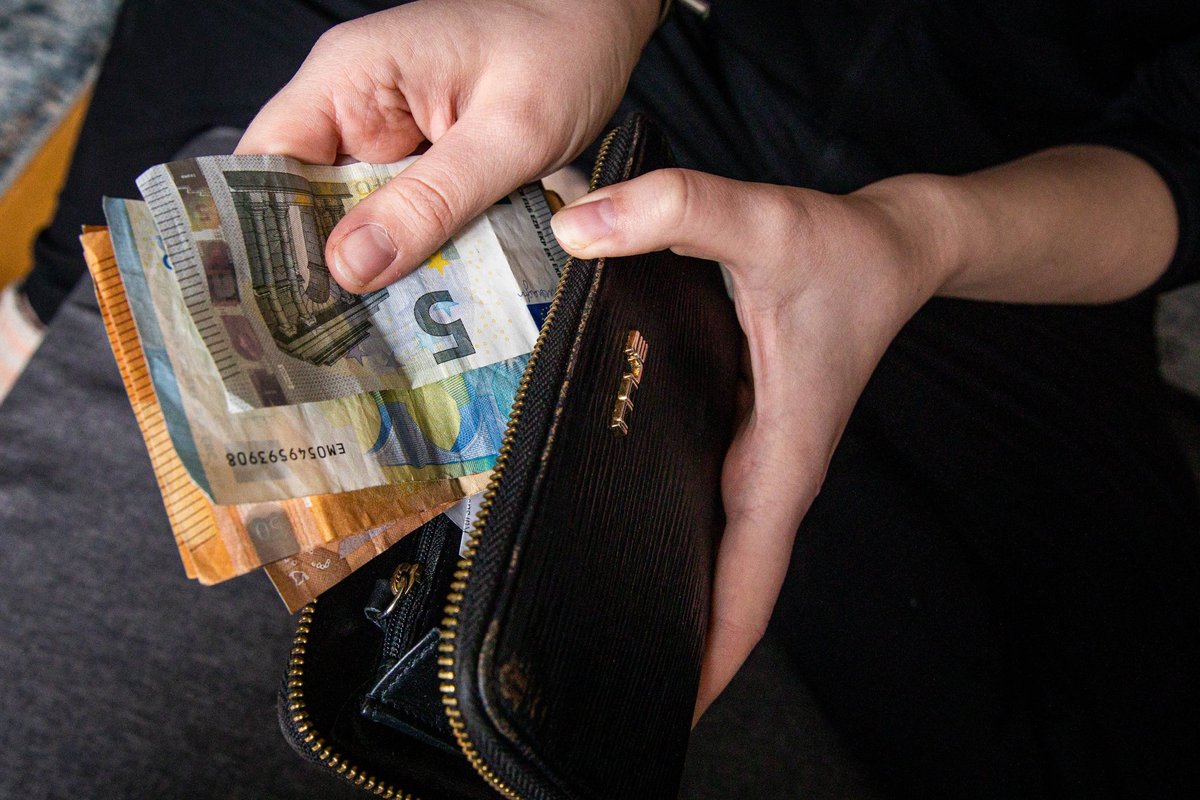 Apklausa: šiemet daugiau lietuvių planuoja taupyti