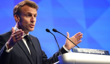 Macronas įspėja apie beprecedenčių pasekmių bangą - Delfi