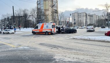 Sostinėje susidūrus automobiliams nukentėjo moteris