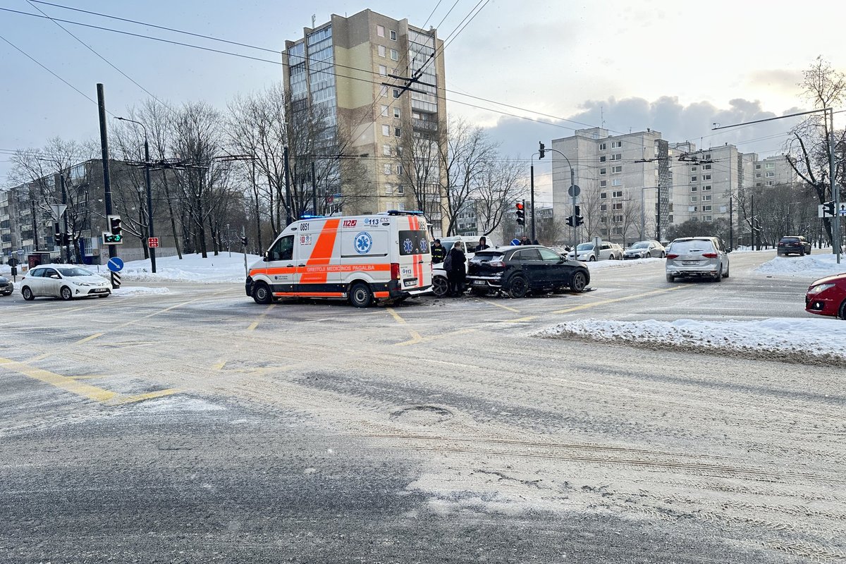 Sostinėje susidūrus automobiliams nukentėjo moteris
