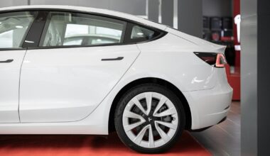 Europos elektromobilių rinkoje – nauja tvarka: brangūs elektromobiliai nebedomina, graibstomi kompaktiški modeliai