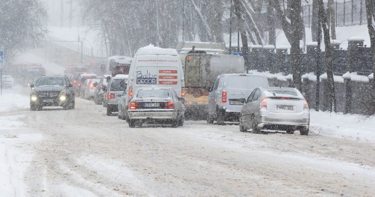 Įspėja vilniečius dėl sudėtingų eismo sąlygų pirmadienio rytą: pasiruoškite iš anksto