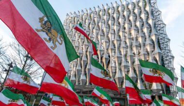 14 žmonių suimta protestuotojui nukabinus vėliavą Irano ambasadoje Londone