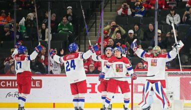 Įspūdinguose pasaulio jaunimo ledo ritulio čempionato pusfinaliuose – Čekijos pergalė po įvarčio nuo pačiūžos ir Švedijos baudinių drama su Suomija