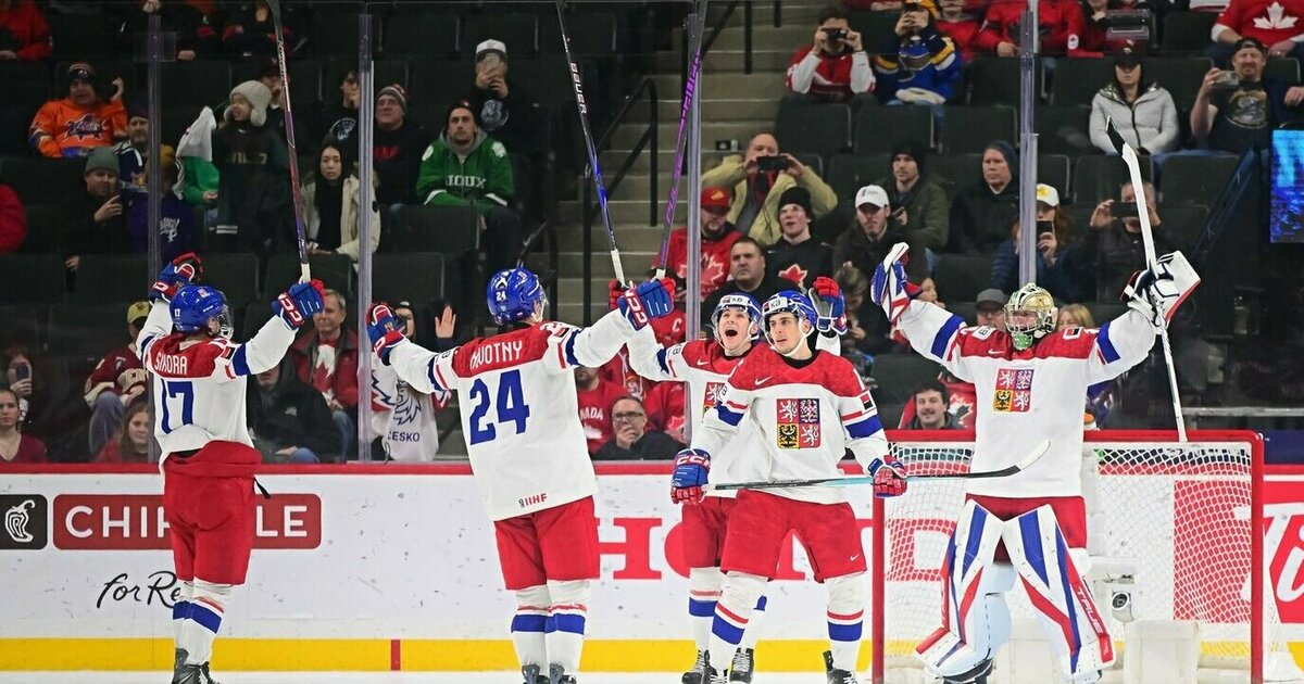 Įspūdinguose pasaulio jaunimo ledo ritulio čempionato pusfinaliuose – Čekijos pergalė po įvarčio nuo pačiūžos ir Švedijos baudinių drama su Suomija