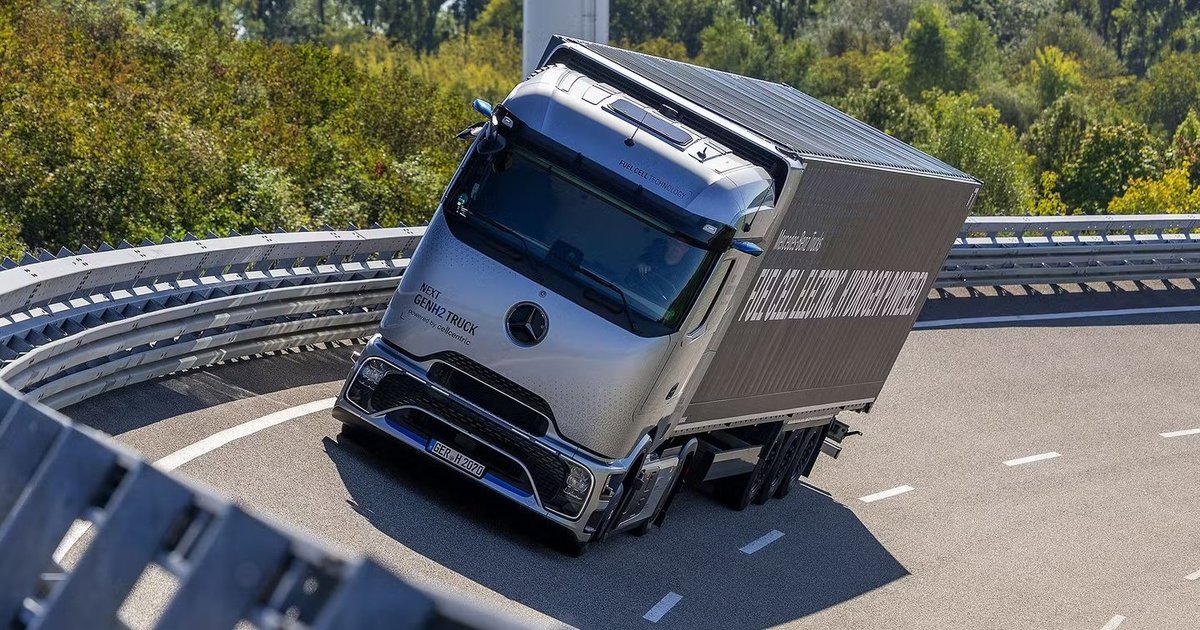 Tolimųjų reisų revoliucija: „Mercedes“ vilkikas įveikia 1000 km, o degalinėje užtrunka tiek pat, kiek dyzelinis