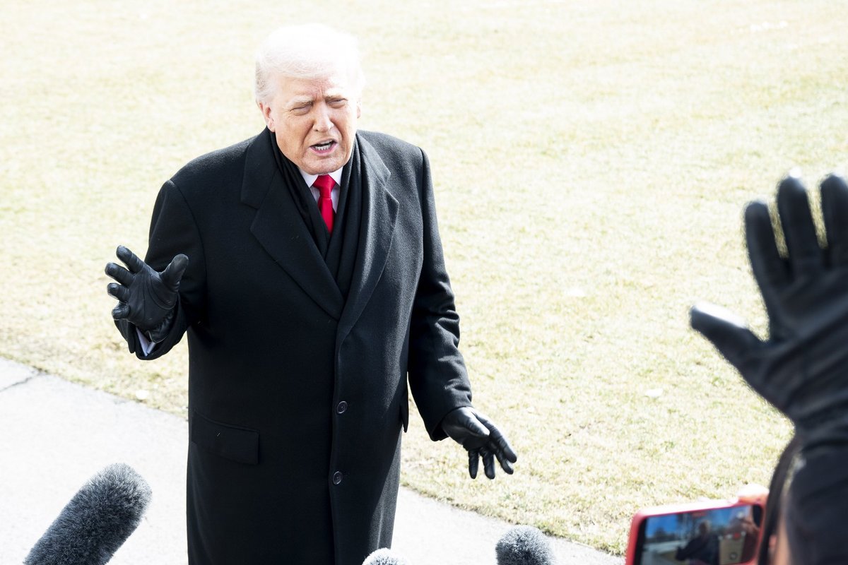 Trumpas viešai paprieštaravo savo patarėjui