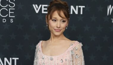 Dalijamasi gluminančia Arianos Grande nuotrauka: kas nutiko jos rankai?