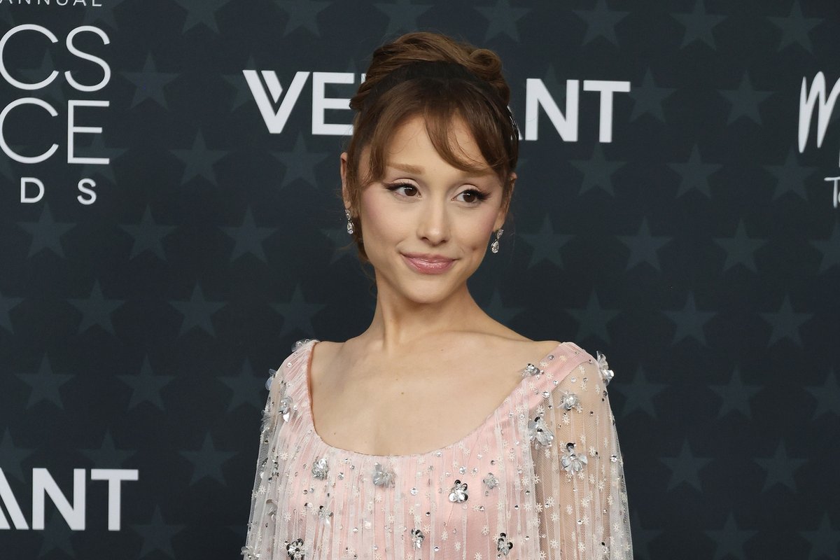 Dalijamasi gluminančia Arianos Grande nuotrauka: kas nutiko jos rankai?