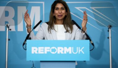 Buvusi JK vidaus reikalų sekretorė Braverman prisijungė prie Farage‘o partijos „Reform UK“