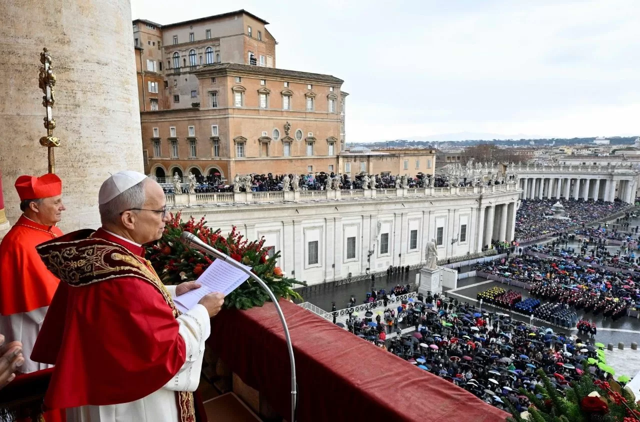 Popiežius Leonas XIV iš Šv. Petro bazilikos balkono suteikė palaiminimą „Urbi et orbi“