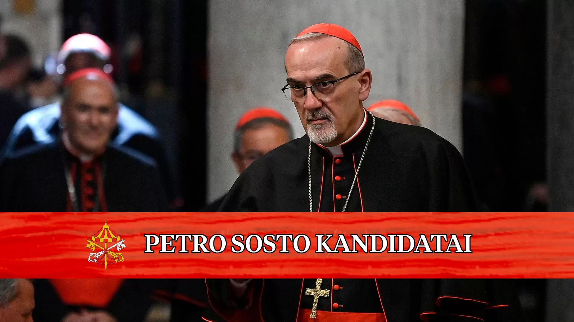 „Petro Sosto kandidatai: kardinolas Pierbattista Pizzaballa OFM“ su EPA-EFE nuotrauka, kurioje kardinolas P. Pizzaballa OFM dalyvauja Vakarinėje maldoje, pagerbiant popiežiaus Pranciškaus kapą Popiežiškojoje Švč. Mergelės Marijos Didžiosios bazilikoje Romoje, Italijoje
