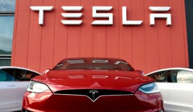 Ar elektromobilių bumas jau baigėsi? „Tesla“ pardavimai ir toliau krinta į rekordines žemumas