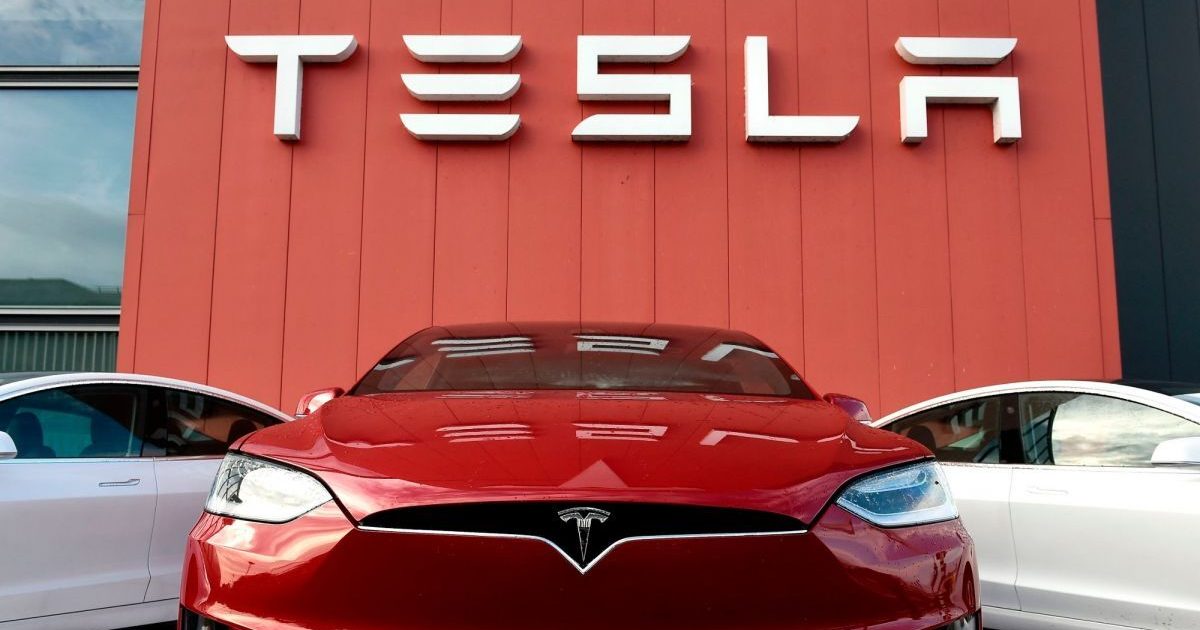 Ar elektromobilių bumas jau baigėsi? „Tesla“ pardavimai ir toliau krinta į rekordines žemumas