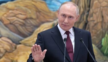 Rusai įsiutę: skamba raginimai duoti „į nosį“ JAV, mini net branduolinį ginklą