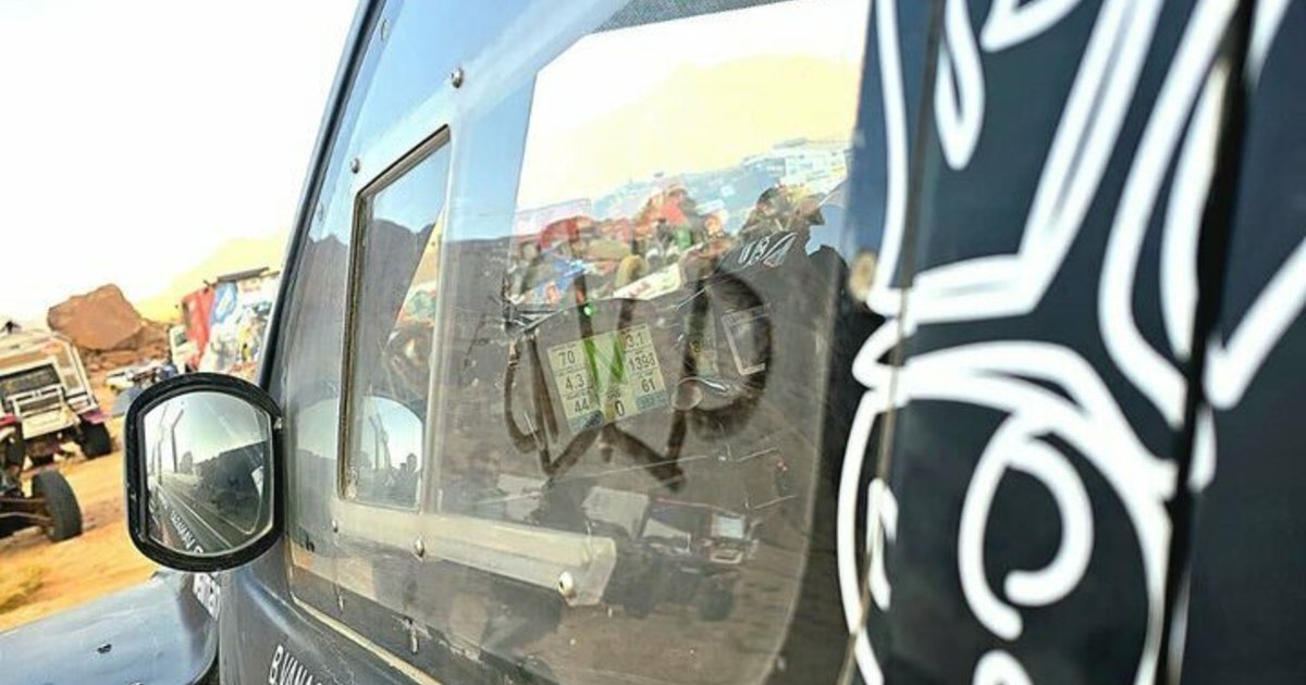 Kaip per naktį Dakaro maratono metu buvo sutvarkyta Benedikto Vanago automobilio sankaba? Ant lango rado nupieštus du alaus bokalus