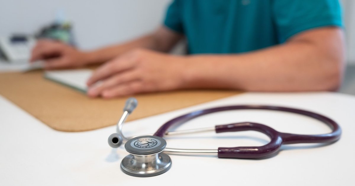 Šeimos gydytoja įtraukė fiktyvius vizitus, kad „spėtų pasiimti vaiką iš mokyklos“